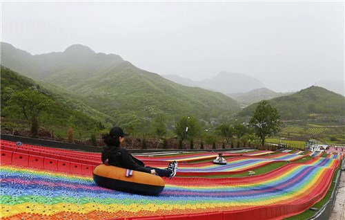 瓯海彩虹滑草场